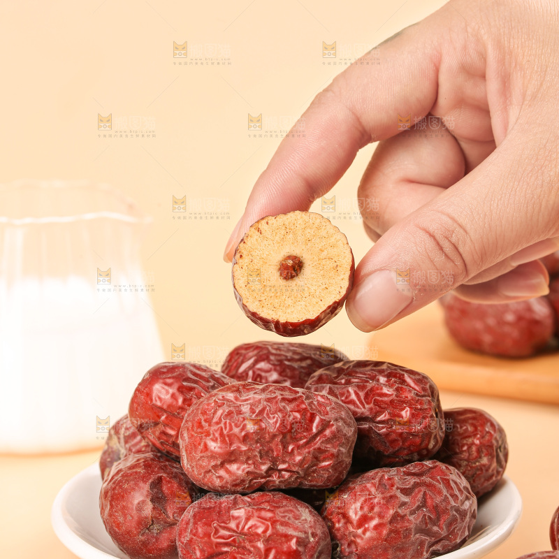 浅底上的若羌灰枣