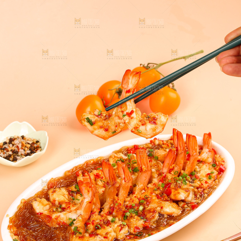 盘子里的蒜蓉虾