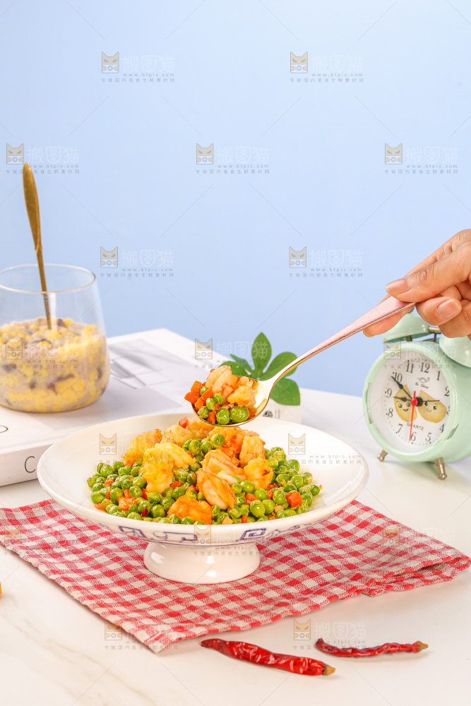 盘子里的豌豆炒虾仁