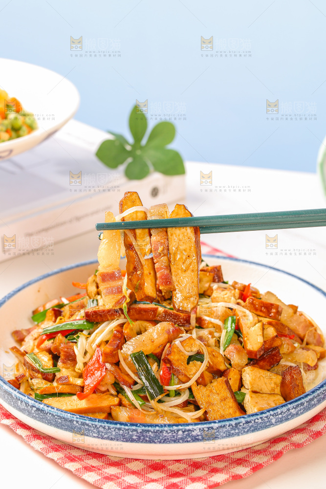 盘子里的炒豆干