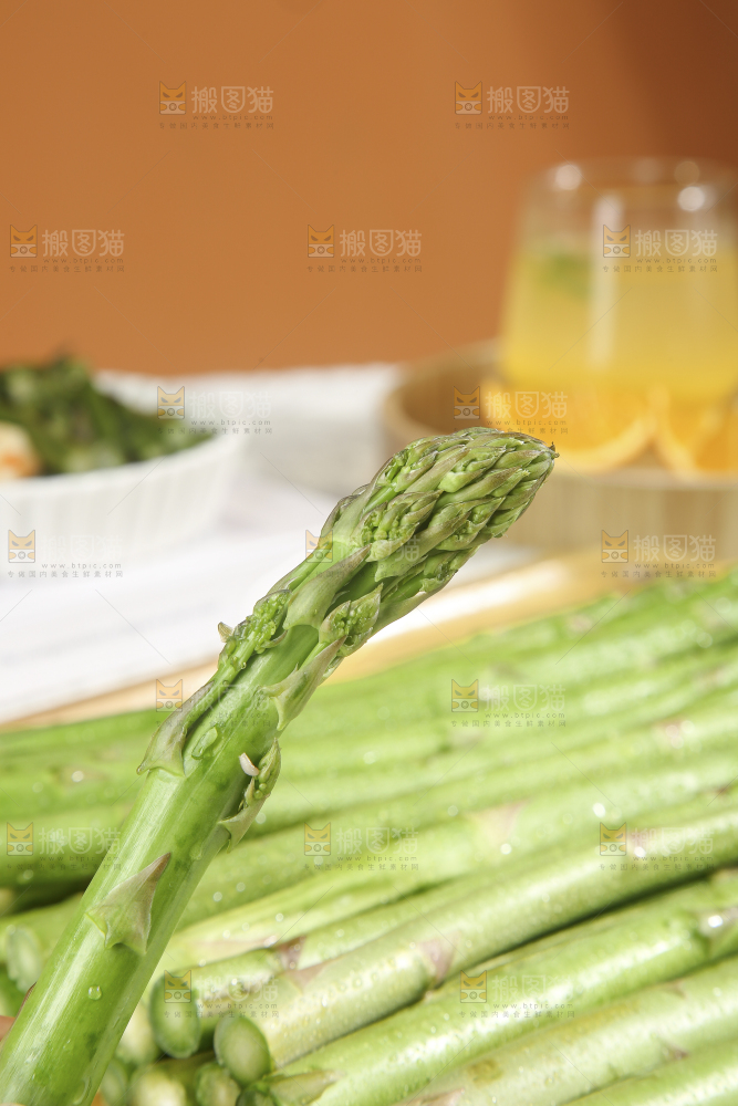 浅底上的青芦笋