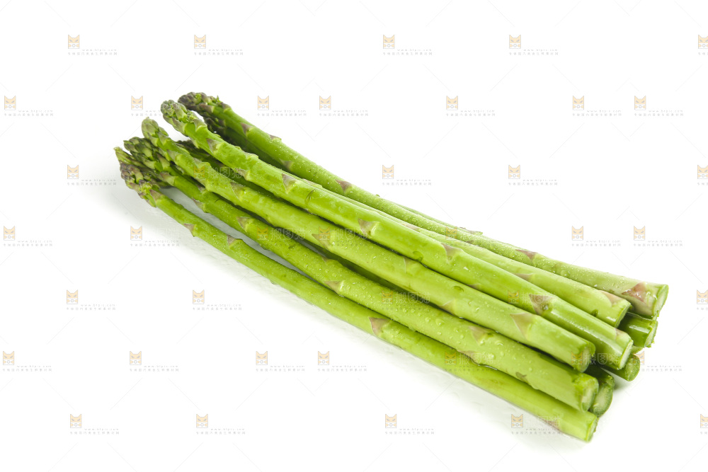 白底上的新鲜芦笋