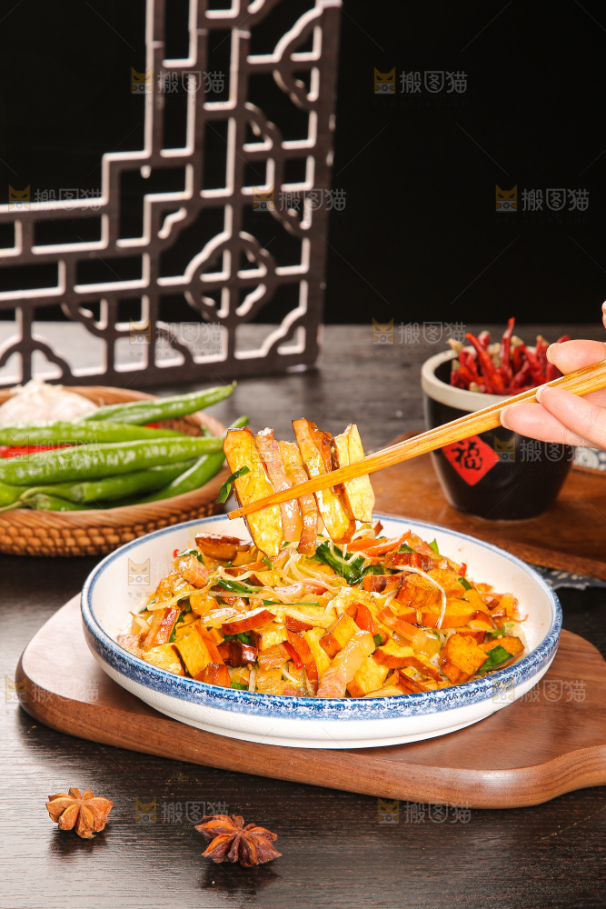 盘子里的炒豆干