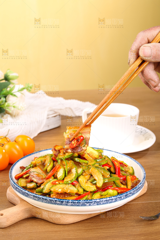 盘子里的西葫芦炒肉