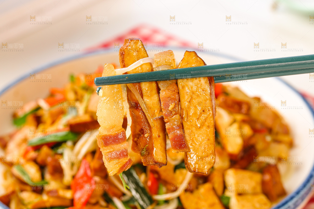 盘子里的炒豆干