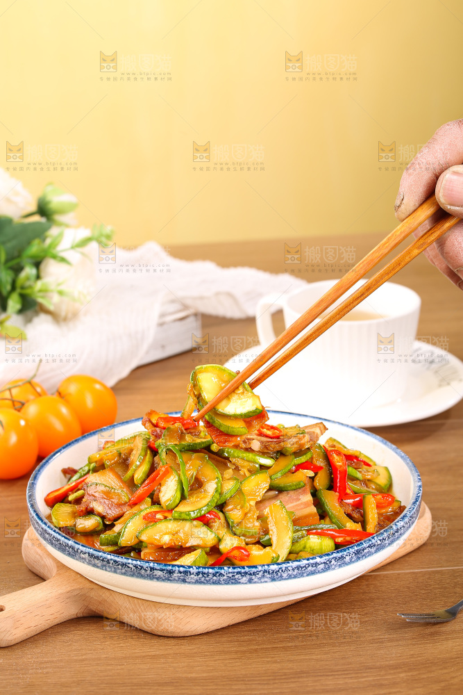 盘子里的西葫芦炒肉