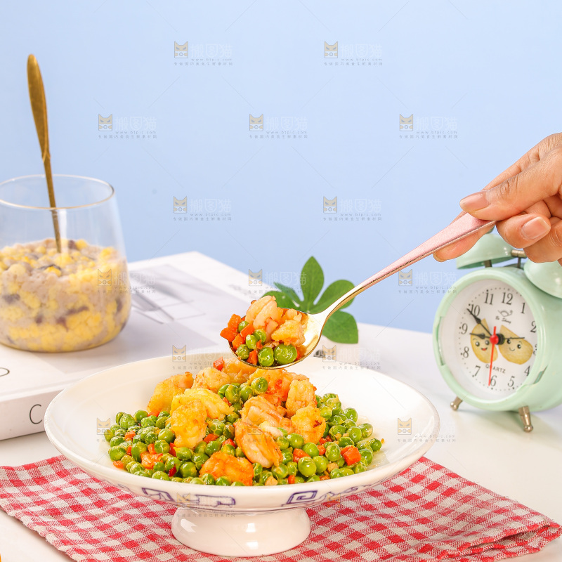 盘子里的豌豆炒虾仁