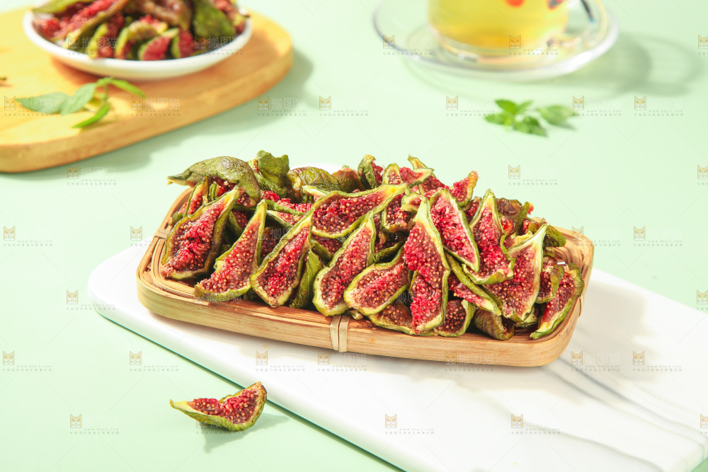 浅底上的无花果脯