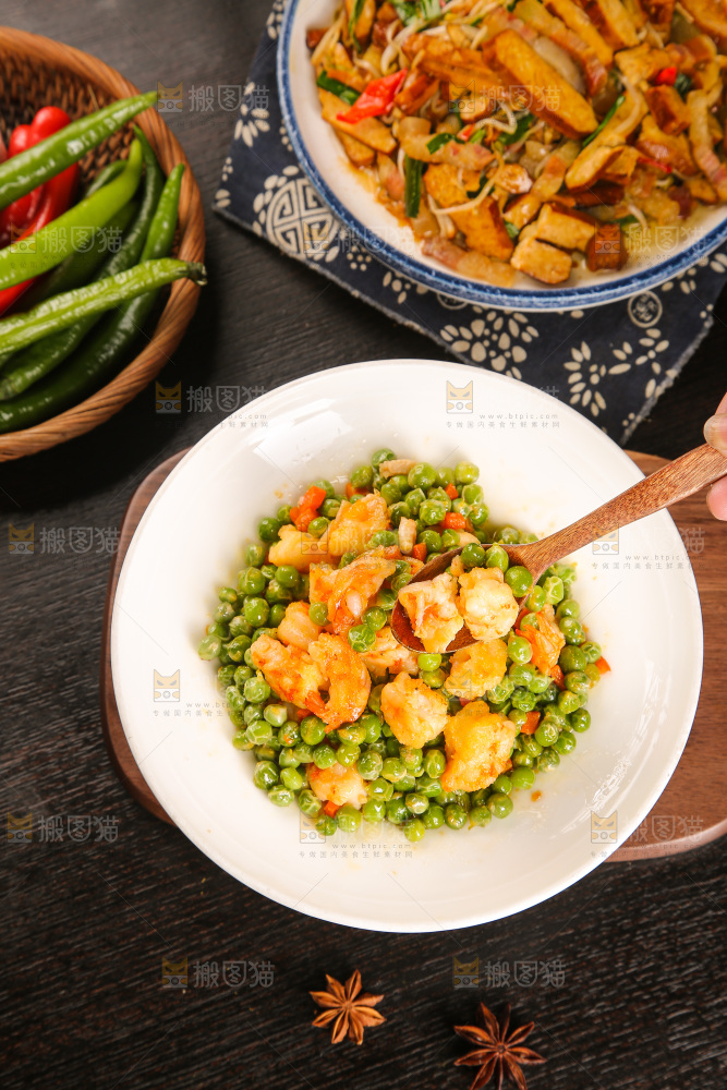 盘子里的豌豆炒虾仁
