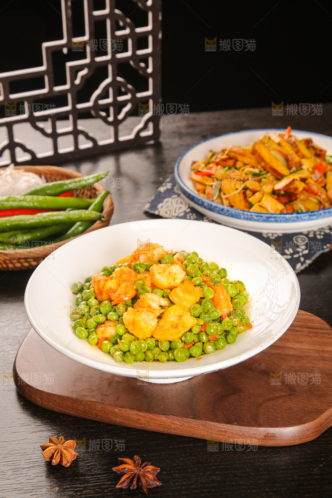 盘子里的豌豆炒虾仁