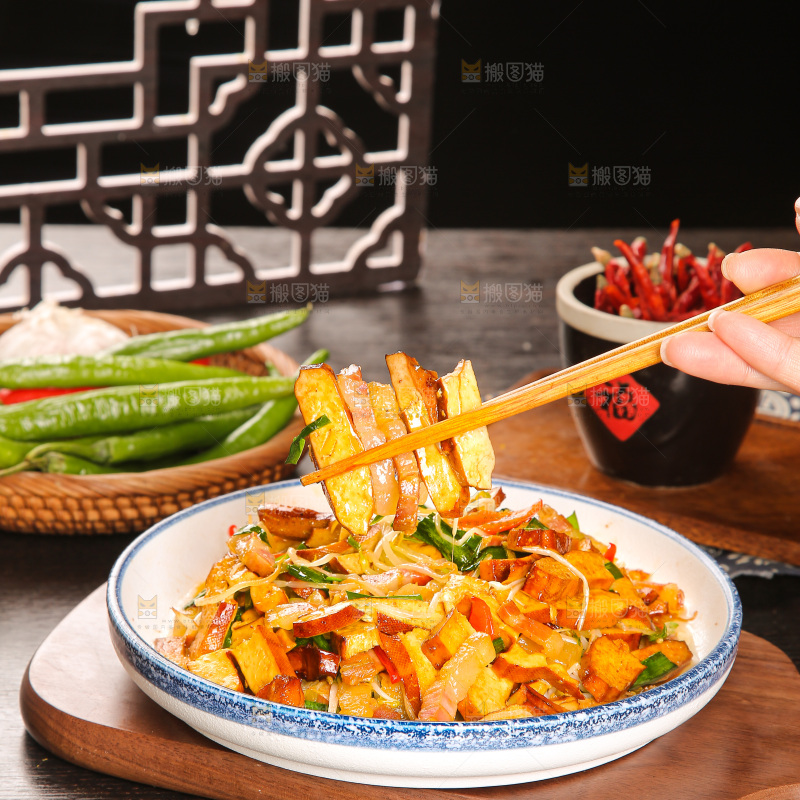 盘子里的炒豆干