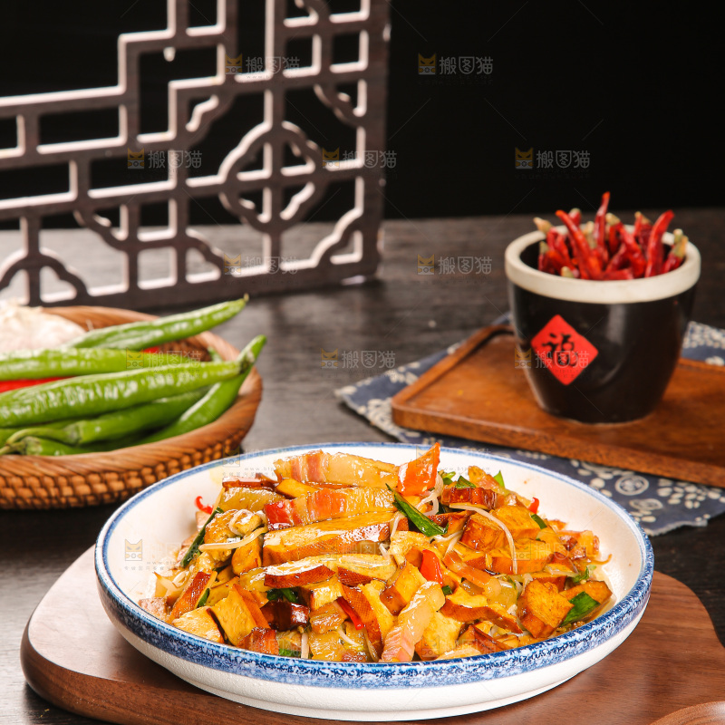盘子里的炒豆干