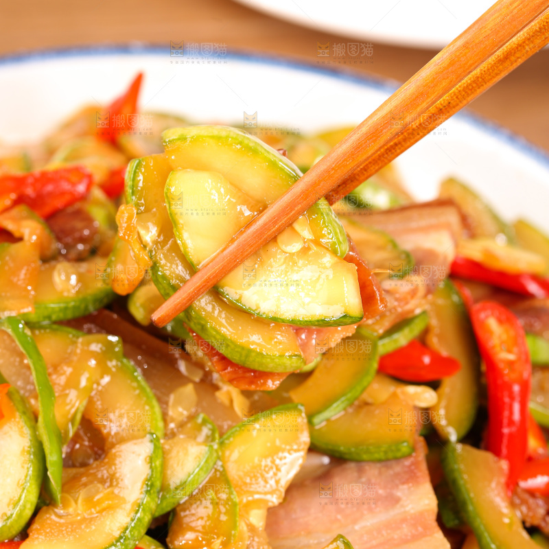 盘子里的西葫芦炒肉