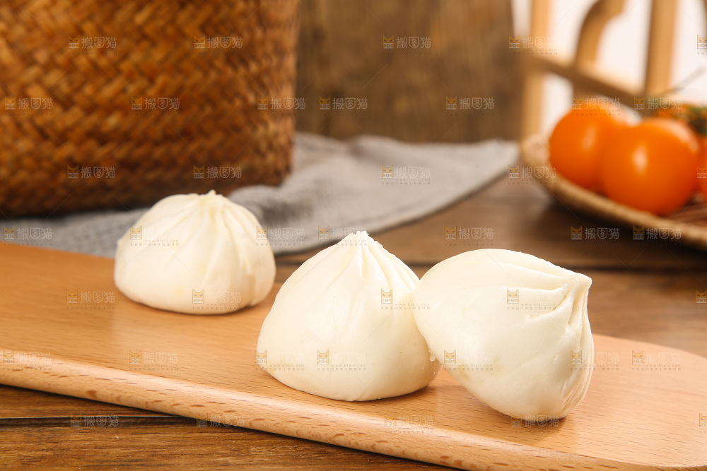 木底上的发面小笼包