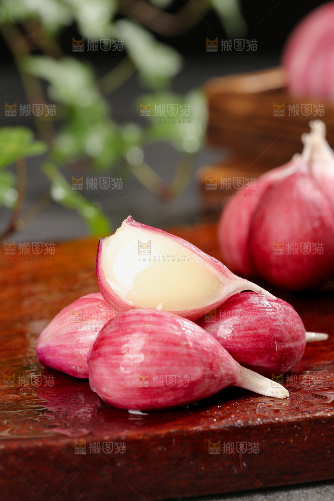 深底上的紫皮大蒜