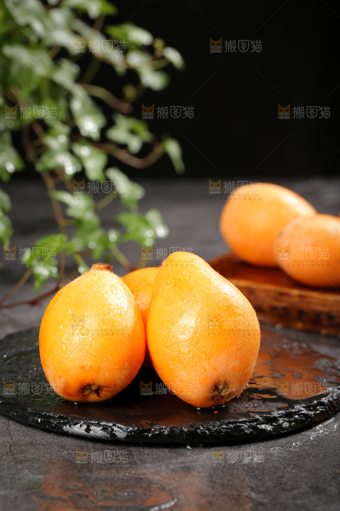 深底上的枇杷