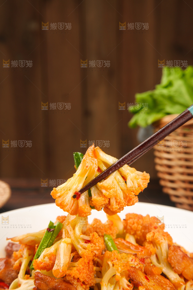 盘子里的花菜炒肉