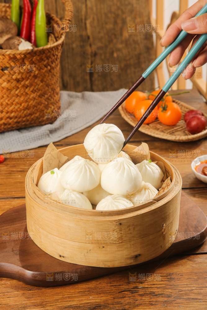 木底上的发面小笼包