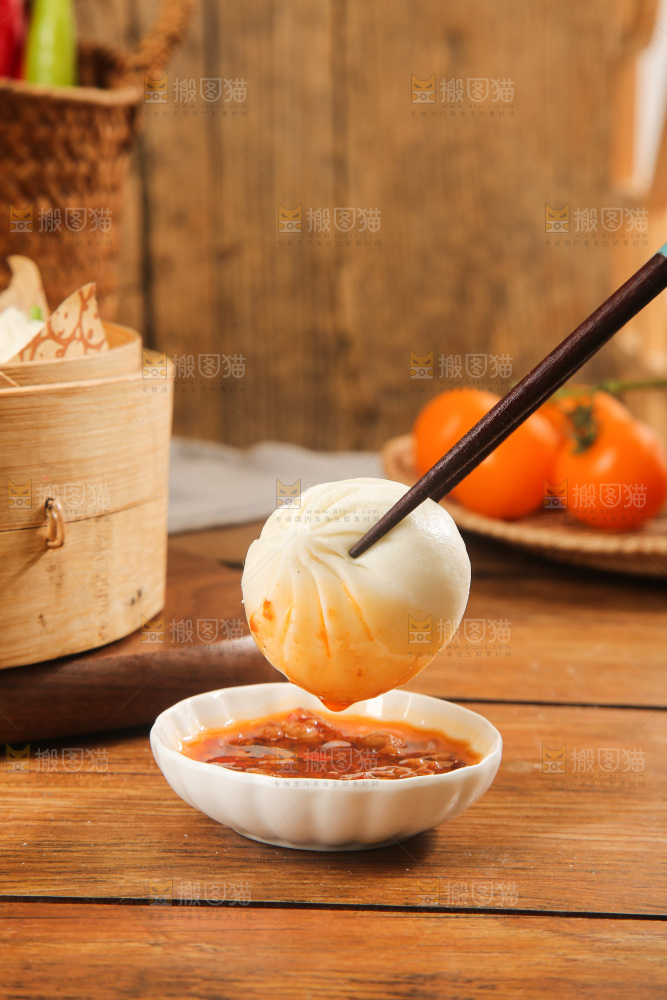 木底上的发面小笼包