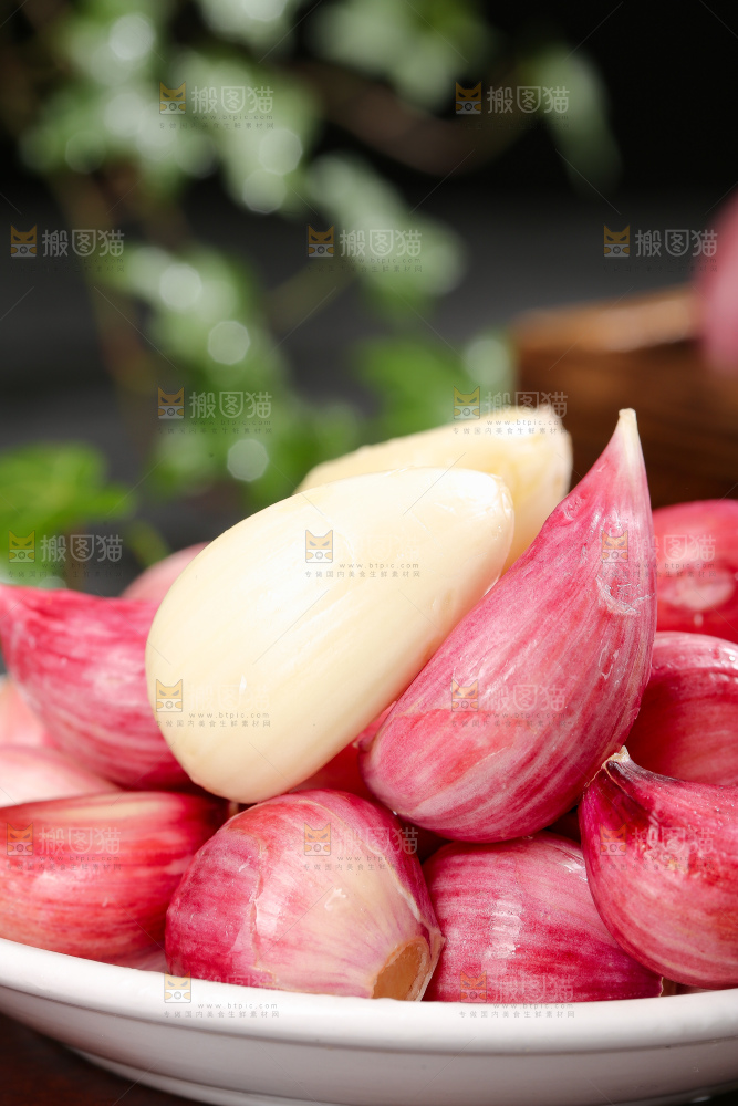 深底上的紫皮大蒜