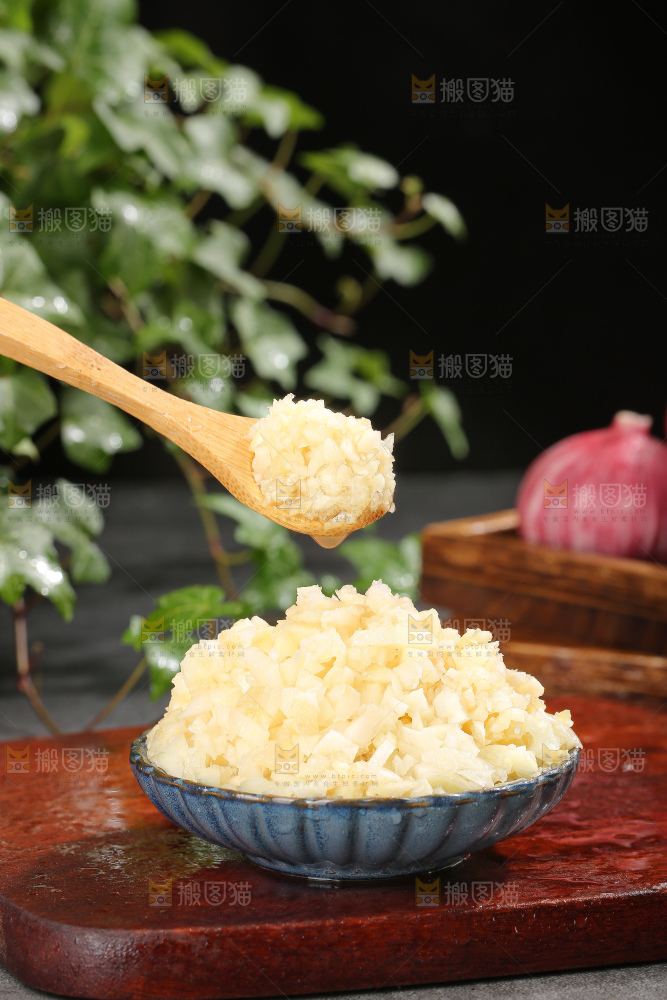 深底上的紫皮大蒜