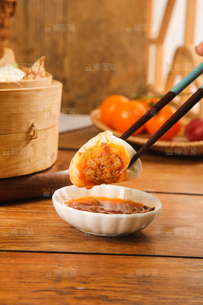 木底上的发面小笼包