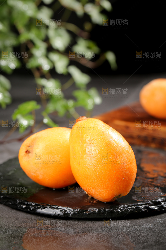 深底上的枇杷
