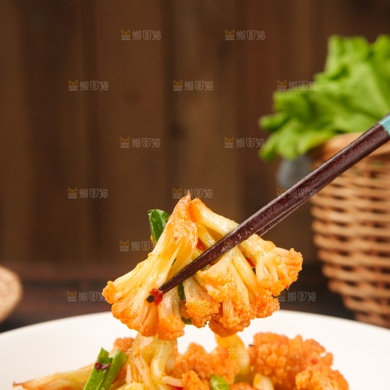 盘子里的花菜炒肉
