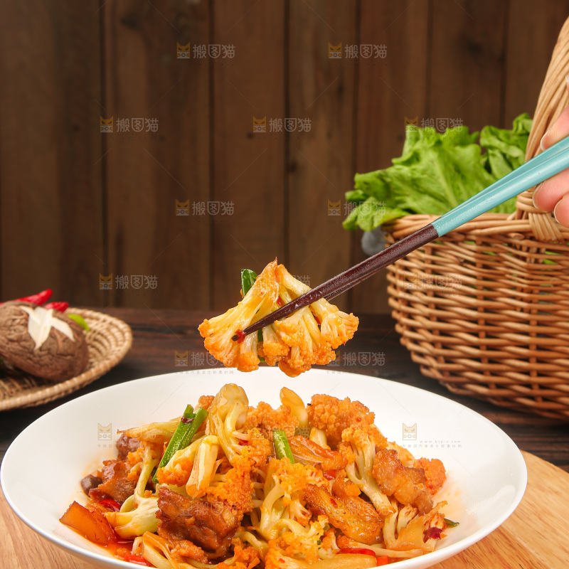 盘子里的花菜炒肉