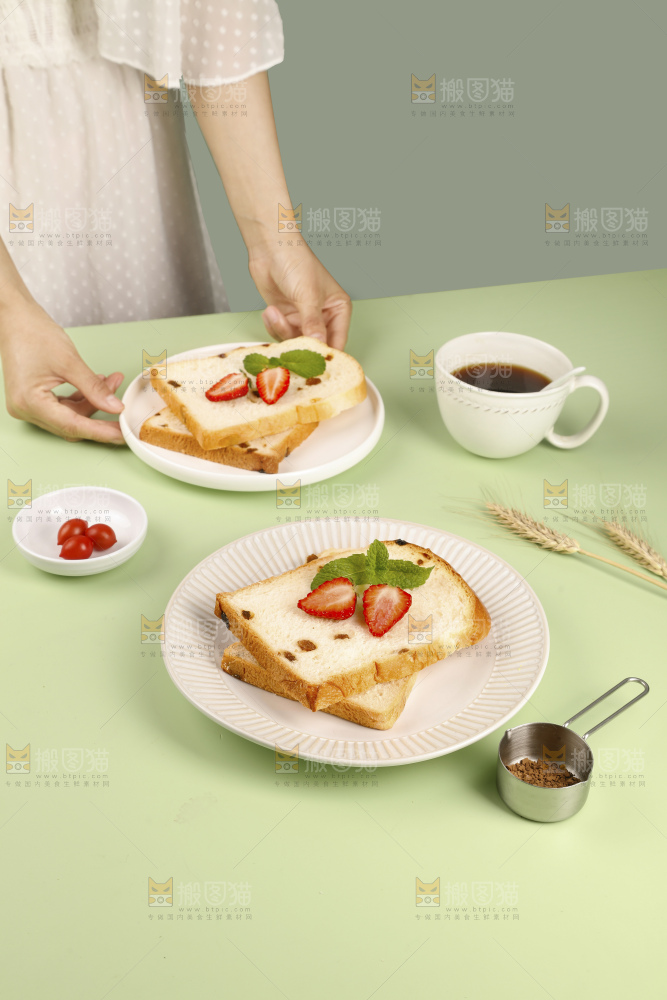 浅底上的葡萄干吐司