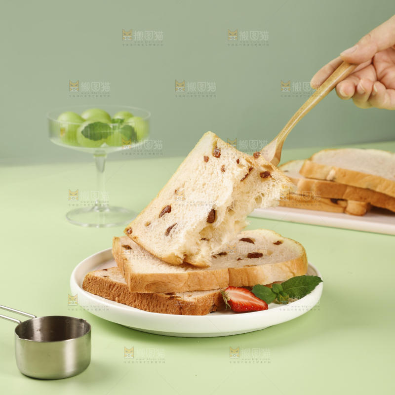 浅底上的葡萄干吐司