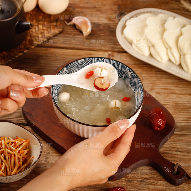 木底上的银耳汤