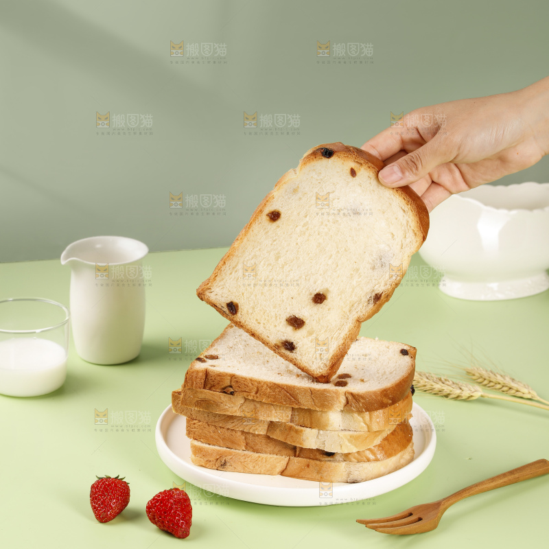 浅底上的葡萄干吐司