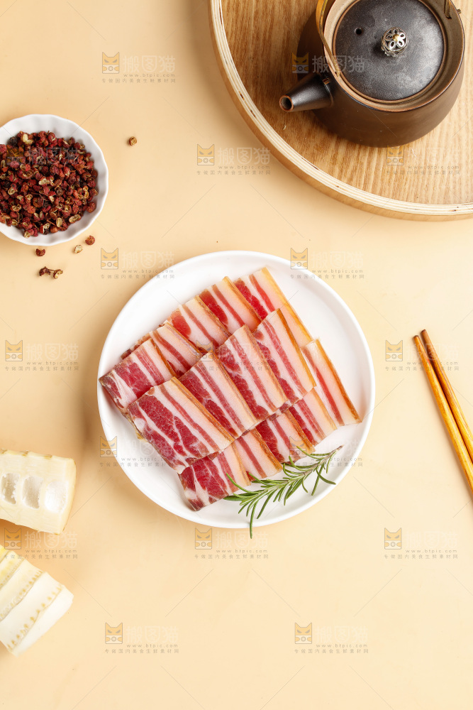 浅底上的五花咸肉