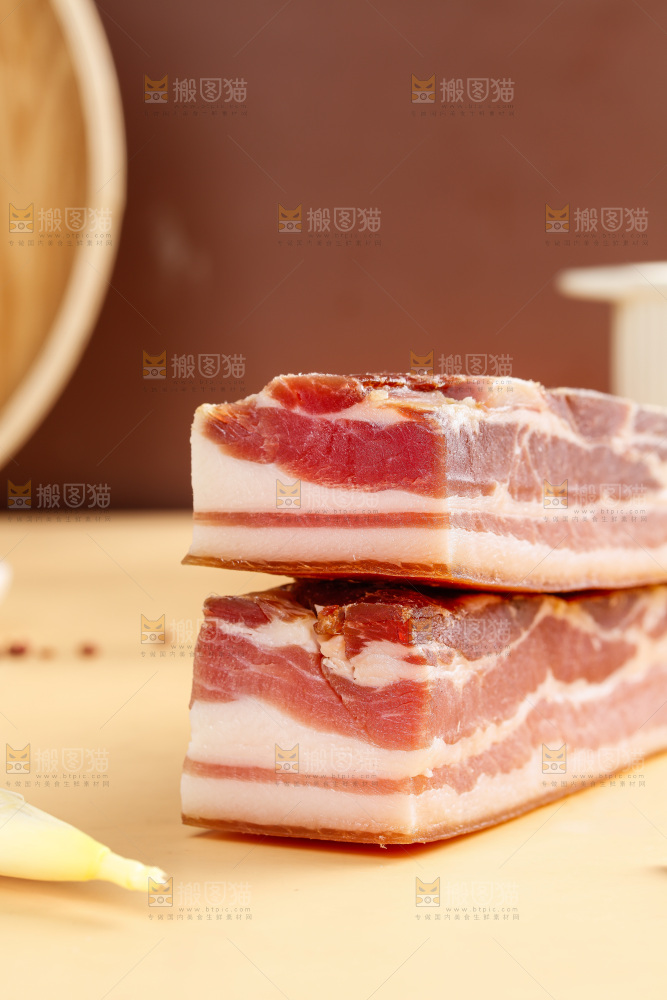 浅底上的五花咸肉