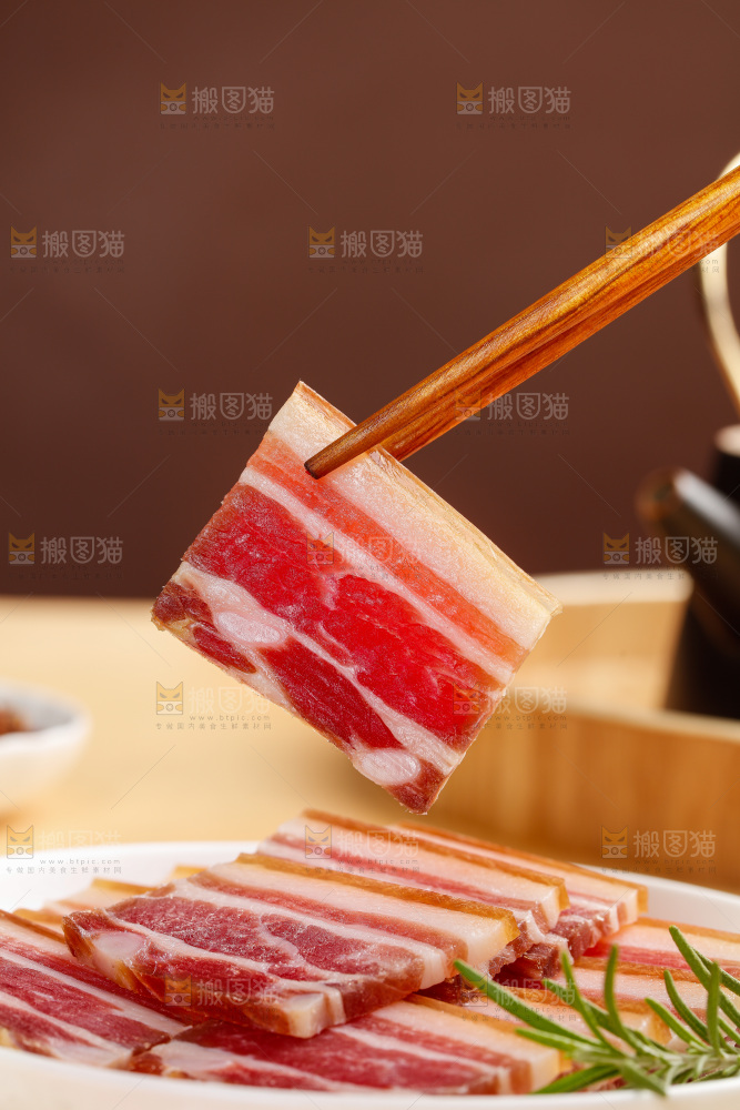浅底上的五花咸肉
