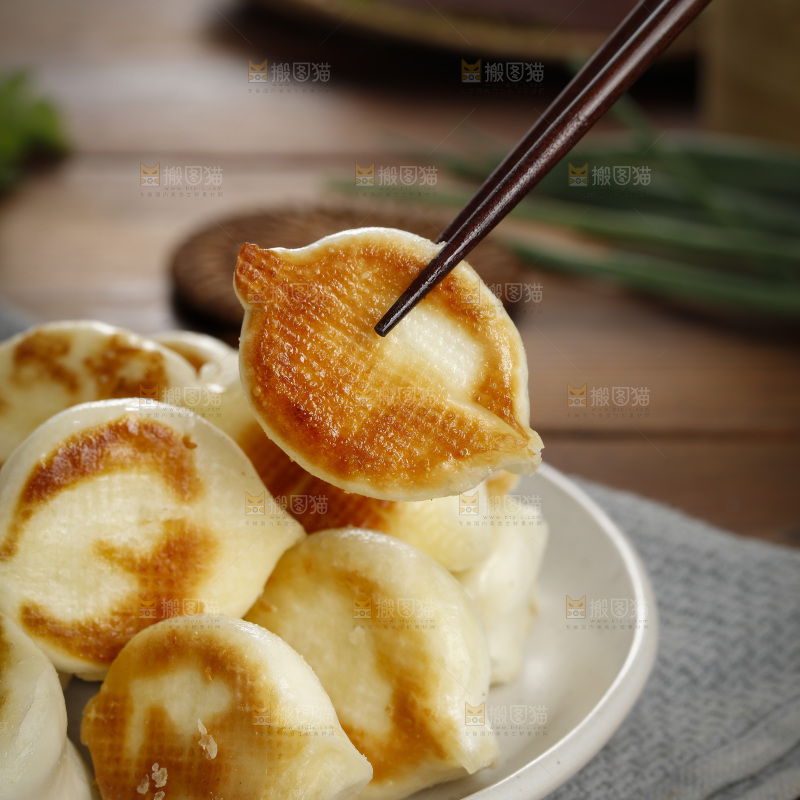 深底上摆放着水煎包