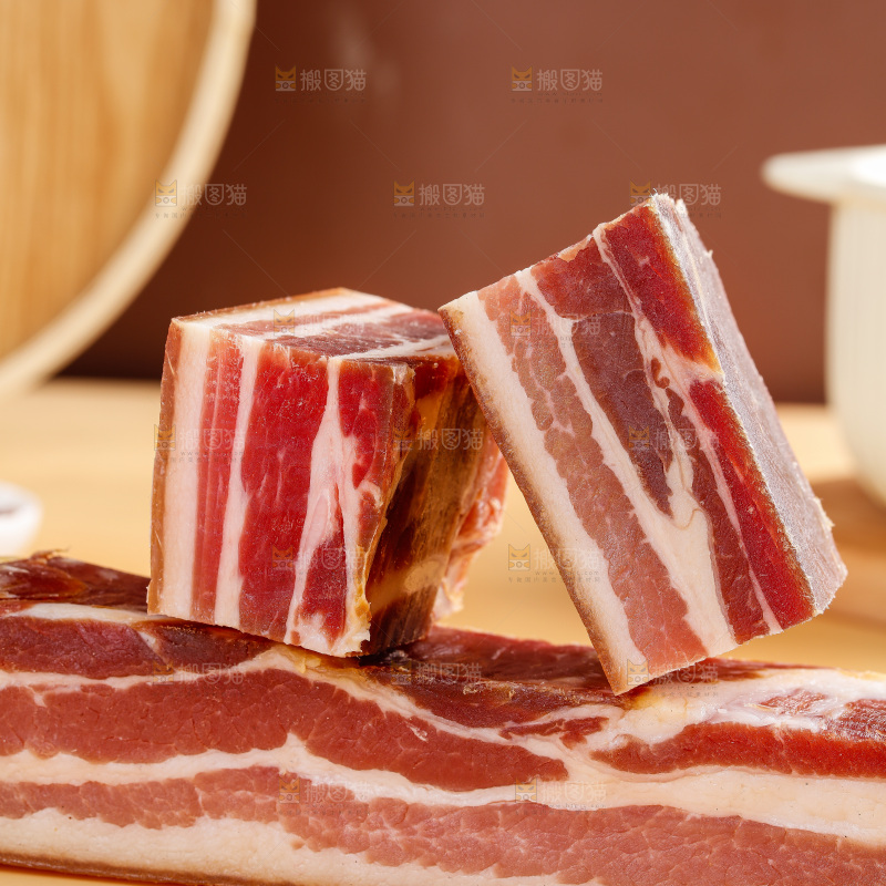 浅底上的五花咸肉