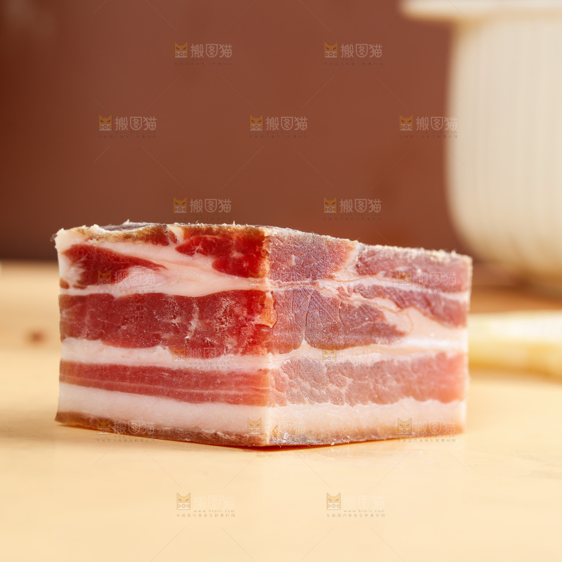 浅底上的五花咸肉