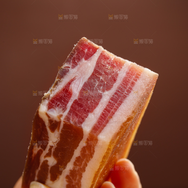 浅底上的五花咸肉