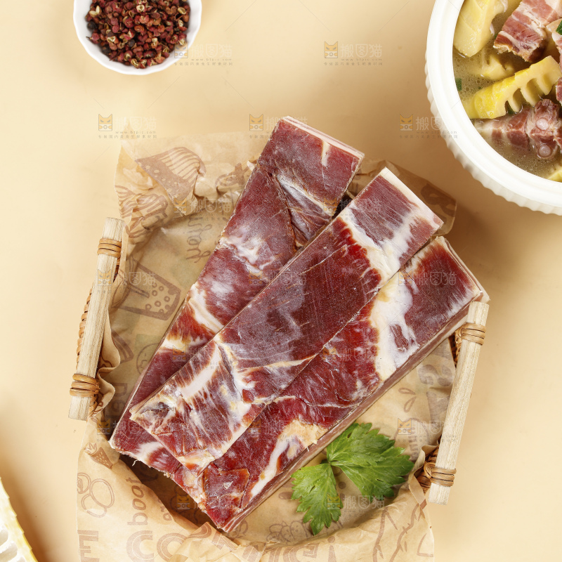 浅底上的五花咸肉