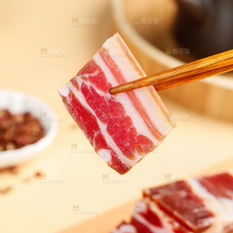 浅底上的五花咸肉