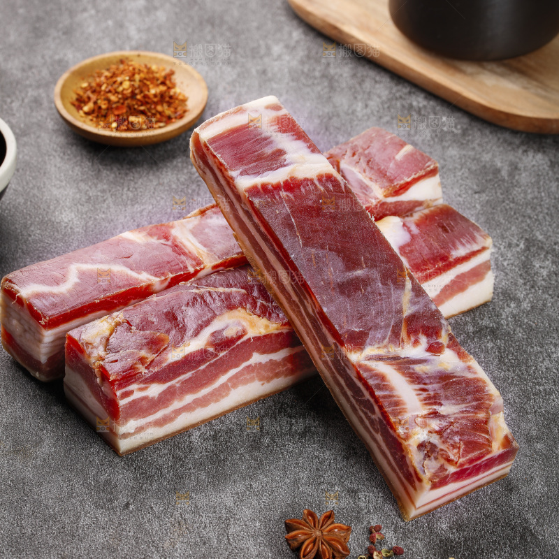 深底上的五花咸肉