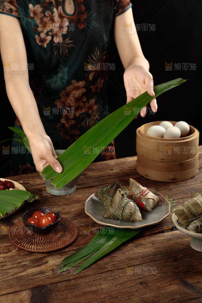 深底上的咸蛋黄棕