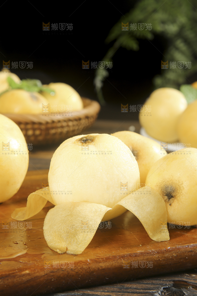 深底上的白玉枇杷