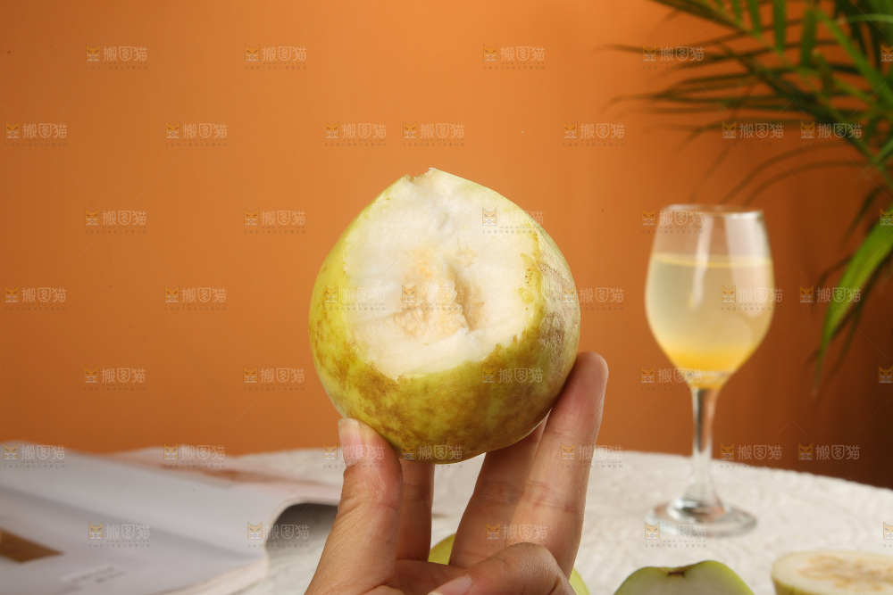 浅底上的奶油芭乐