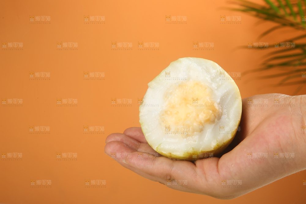 浅底上的奶油芭乐