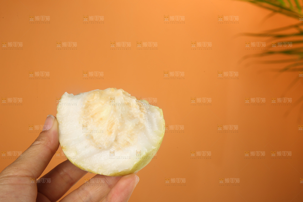 浅底上的奶油芭乐