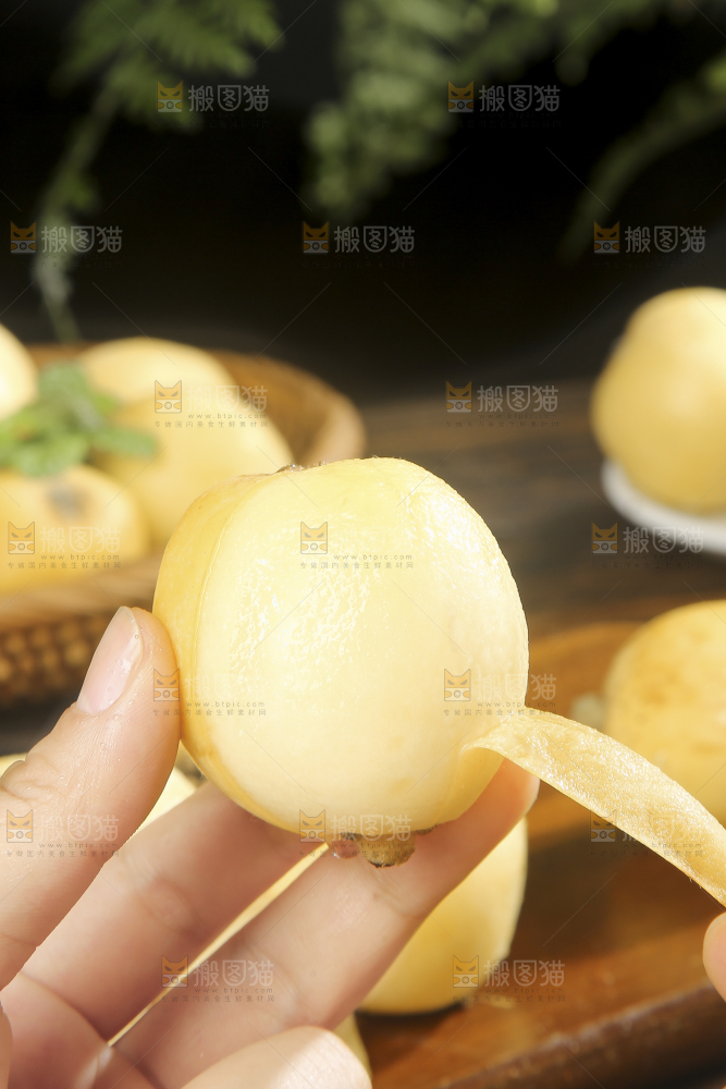 深底上的白玉枇杷