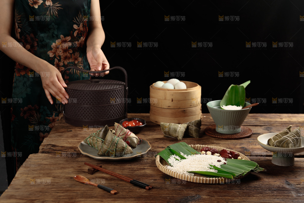 深底上的咸蛋黄棕